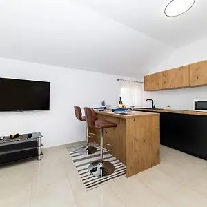 apartmani-valentina.hotelinzadar.com/